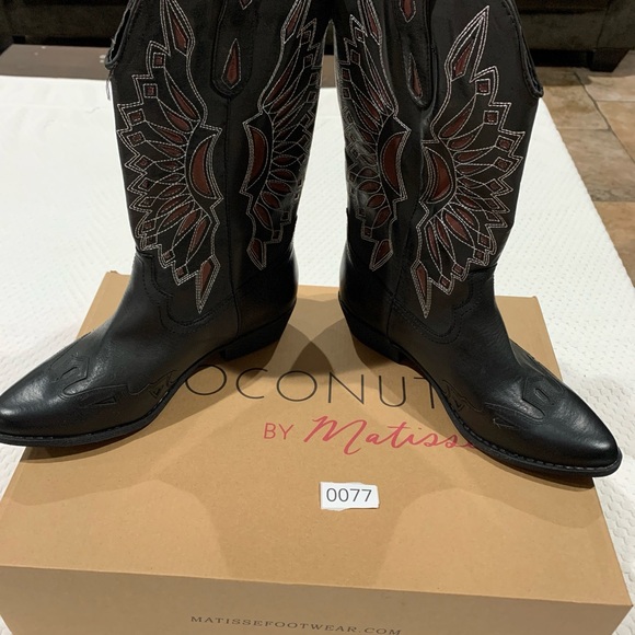 Coconuts by Matisse Black Western Cowboy Boots with Wing Design - Picture 6 of 6
